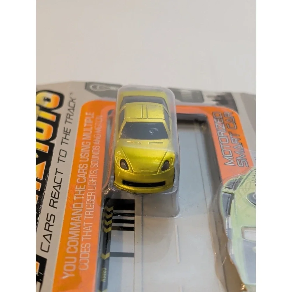 Hexbug Tagamoto Motorized Smart Car Yellow w/ Track Code‎ Piece Lights & Sound